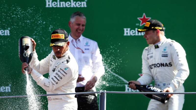 Hamiltons uzvar Moncā un izvirzās F1 čempionāta vadībā