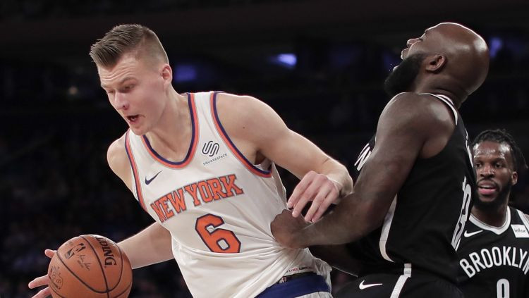 Porziņģis atkal samet 30 un palīdz "Knicks" izcīnīt sezonas pirmo uzvaru