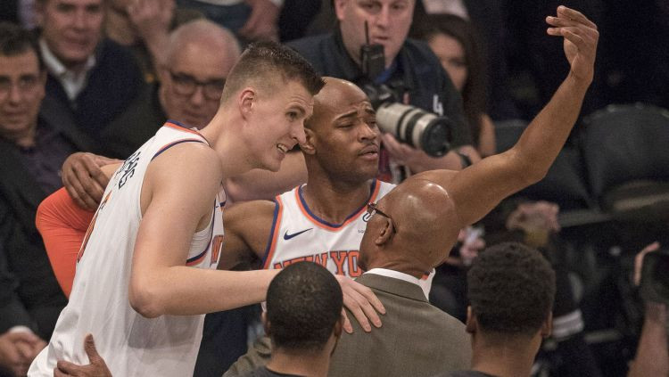Porziņģis izvairās no smagas potītes traumas, "Knicks" graujoša uzvara