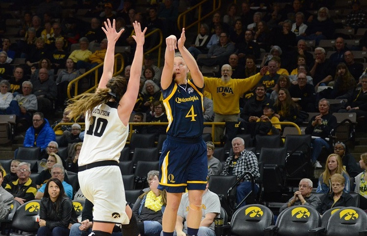 NCAA spēlētāja sasniedz pirmo "quadruple double" 25 gadu laikā