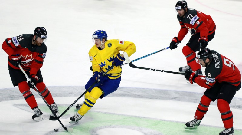 Zviedrijas izlasei pasaules čempionātā palīdzēs trešais rezultatīvākais aizsargs NHL