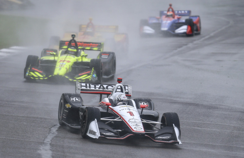 Lietus dēļ "IndyCar" posms ilgst divas dienas, uzvar Ņūgārdens