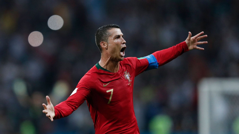 Brīnišķīga futbola izrāde: Ronaldu ar hat-trick izglābj Portugāli
