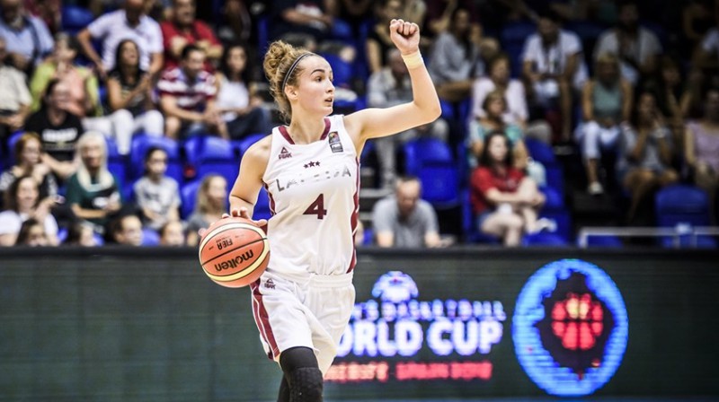 Latvijas U18 basketbolistes pēdējā ceturtdaļā iemet tikai četrus punktus un izlaiž vadību