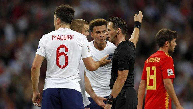 Anglijai neieskaita vārtus kompensācijas laikā, Spānija nosargā uzvaru