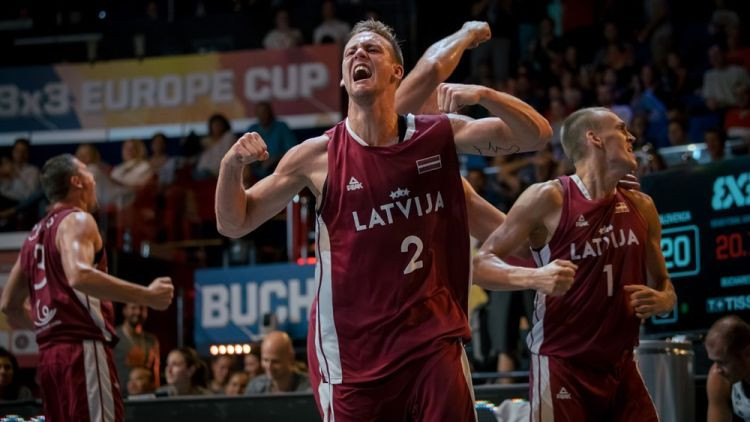 Latvijas 3x3 basketbolisti Eiropas kausa finālā trillerī piekāpjas Serbijai un iegūst sudrabu