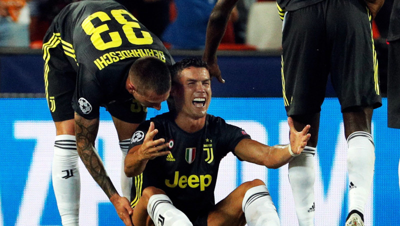 Ronaldu sarkanā, "Juventus" uzvar trīs pendeļu mačā Valensijā