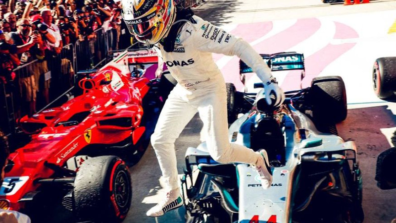 Hamiltons ar minimālu pārsvaru kvalifikācijā ASV sakauj "Ferrari" pilotus