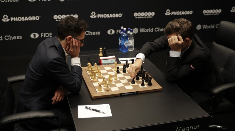 Cīņa starp Kārlsenu un Karuanu par pasaules čempiona troni šahā sākas ar neizšķirtu