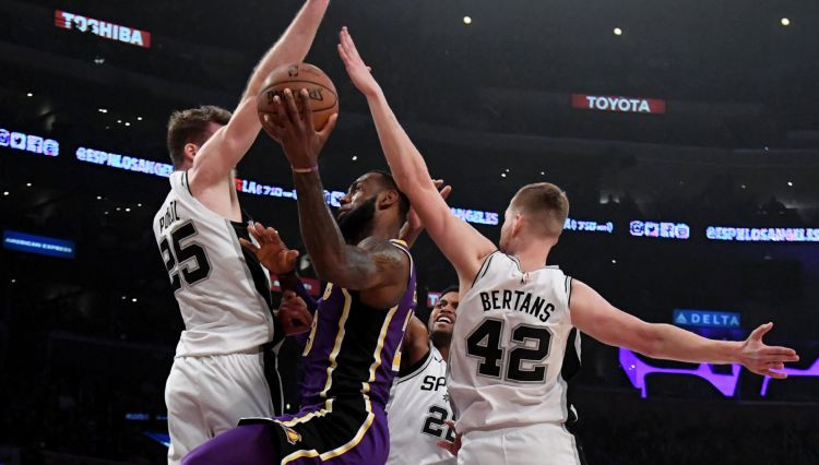 Bertānam trīs tālmetieni pret "Lakers", Kurucs nespēlē no rokām izlaistā uzvarā