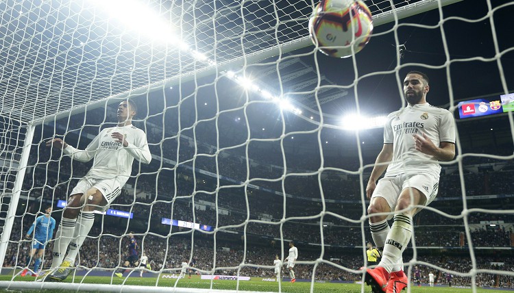 Rakitičs varonis, "Barca" atkal iepliķē Madridi, Ramoss un Mesi konfliktē