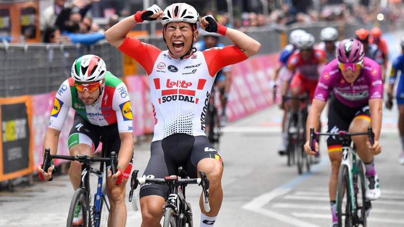 Augumā otrs mazākais braucējs uzvar "Giro d'Italia", Neilands finišē peletonā