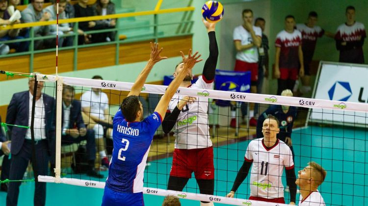 Latvijas volejbolisti piecu setu nervu cīņā zaudē, bet izcīna pirmo punktu Zelta līgā