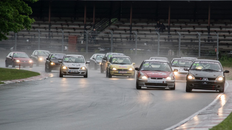 Lietainajā ABC Race autošosejas sezonas atklāšanā spraigas cīņas un sadursmes