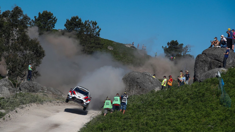 Tanaks finišē ar salauztu amortizatoru, bet notur vadību Portugāles rallijā