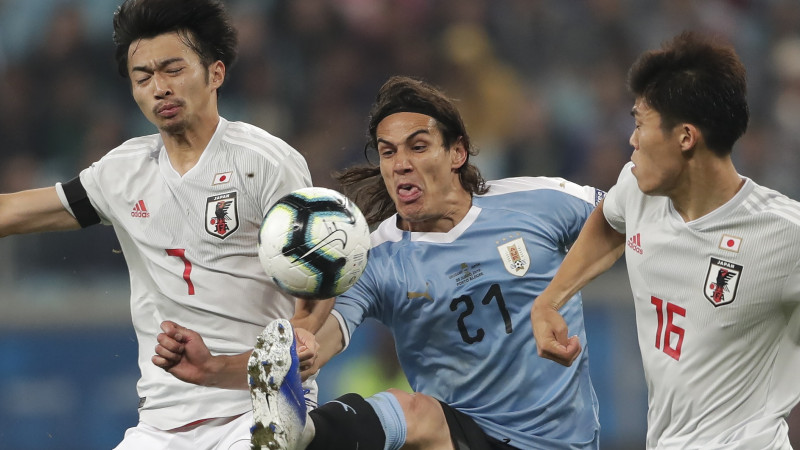 Momentiem bagātā spēlē Urugvaja atspēlējas, taču nespēj pieveikt ātro Japānu