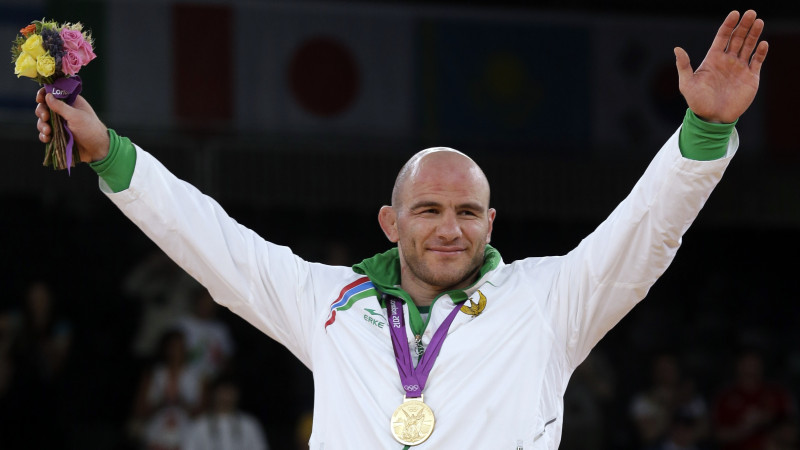 Uzbeku cīkstonim otro reizi karjerā atņem olimpisko zelta medaļu