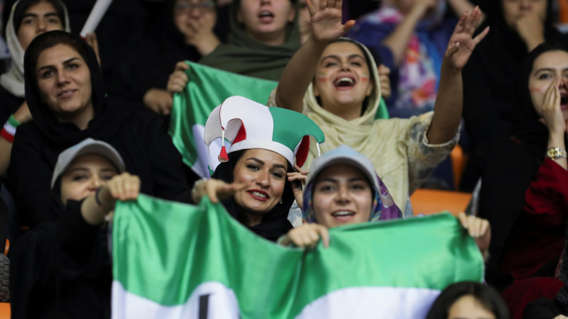 FIFA ieņēmusi "stingru nostāju" par sieviešu tiesībām apmeklēt Irānas izlases spēles