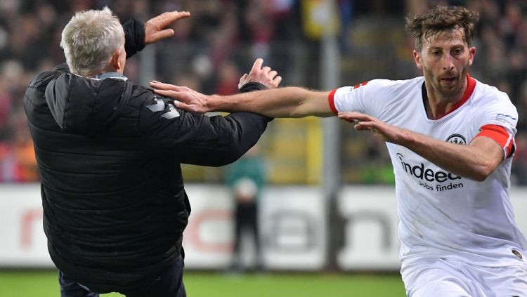 "Eintracht" kapteinis par pretinieku trenera nogāšanu diskvalificēts līdz gada beigām