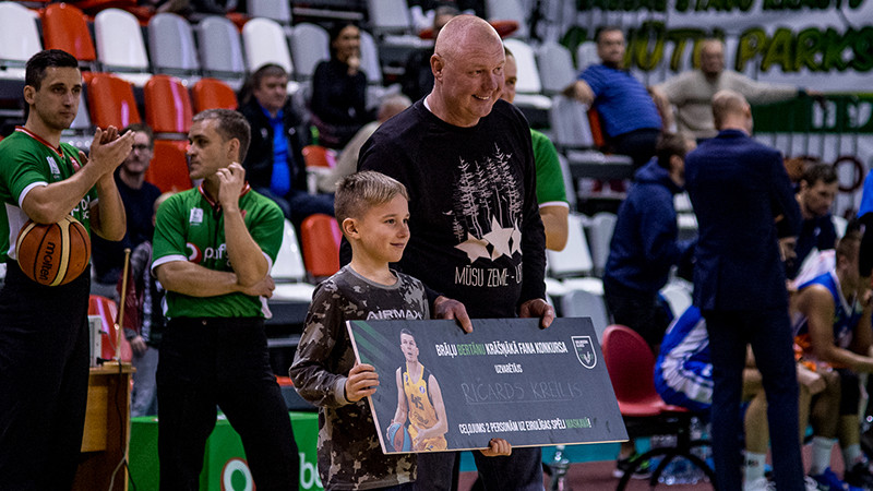 Dairis Bertāns izvēlas Valmieras krāšņāko fanu un dāvā ceļojumu uz Maskavu