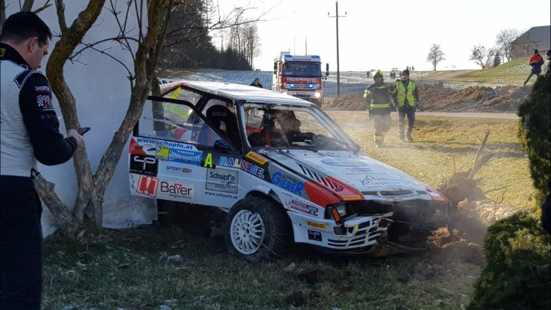 Video: Austriešu pilots gada pirmajā rallijā sadauza savu "Audi Quattro"