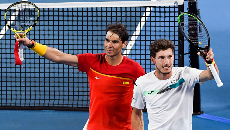 Nadals zaudē vienspēlē, bet uzvar dubultspēlē – Spānija sasniedz pusfinālu