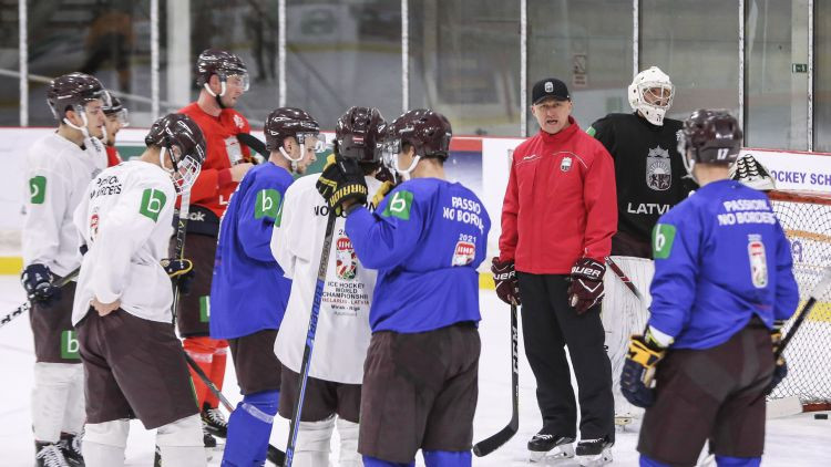 Latvijas izlases treniņnometnes sastāvā iekļauti pieci leģionāri un divi "Dinamo" hokejisti