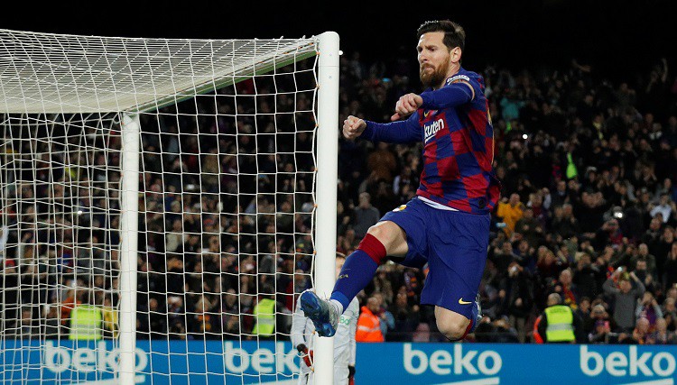 "Barcelona" izmocīta uzvara, cīņa par titulu turpinās