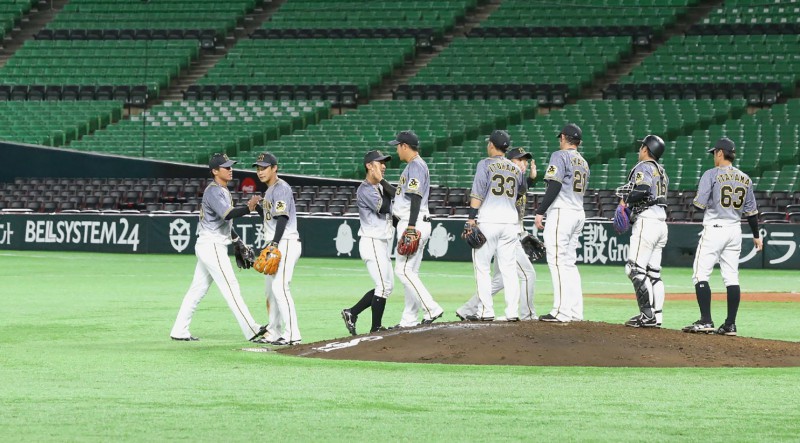 Japānā trīs beisbolisti inficējas ar Covid-19 un zaudē ožu