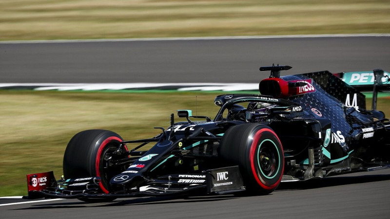 Hamiltons ātrākais, Fetelu pieviļ "Ferrari" dzinējs