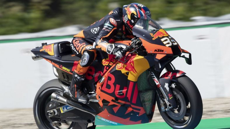 Debitants Binders atnes KTM komandai pirmo uzvaru "MotoGP"