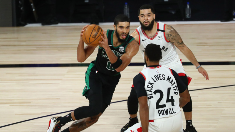 "Raptors" iegāž sākums, "Celtics" uzvarā 21 punktu iemet gan Teitums, gan Smārts