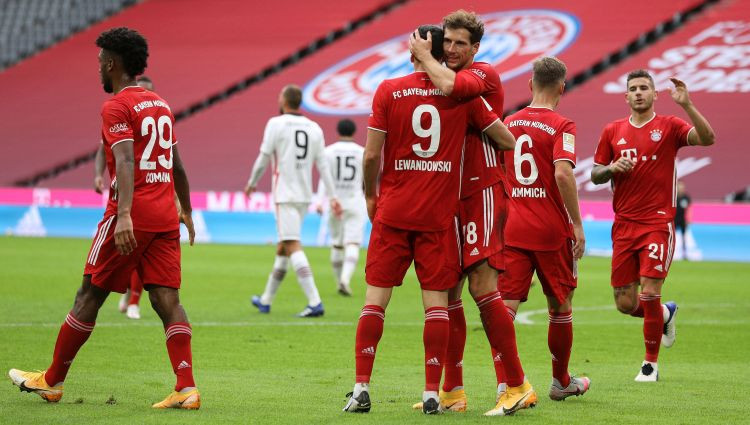 Levandovskim ''hat-trick'', ''Bayern'' pārliecinoša uzvara pār ''Eintracht''
