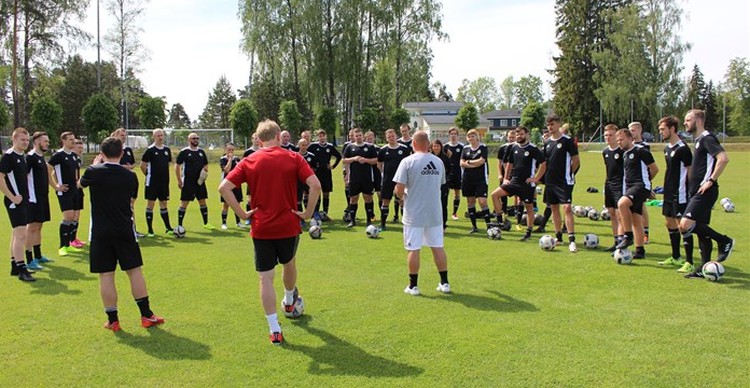 Latvijas Futbola federācija atjaunojusi treneru prēmēšanas programmu