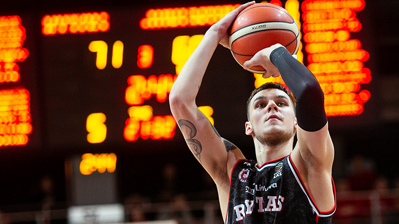 Lietuva tuvojas Latvijai aktīvo NBA spēlētāju skaitā - Sirvidim līgums ar "Pistons"