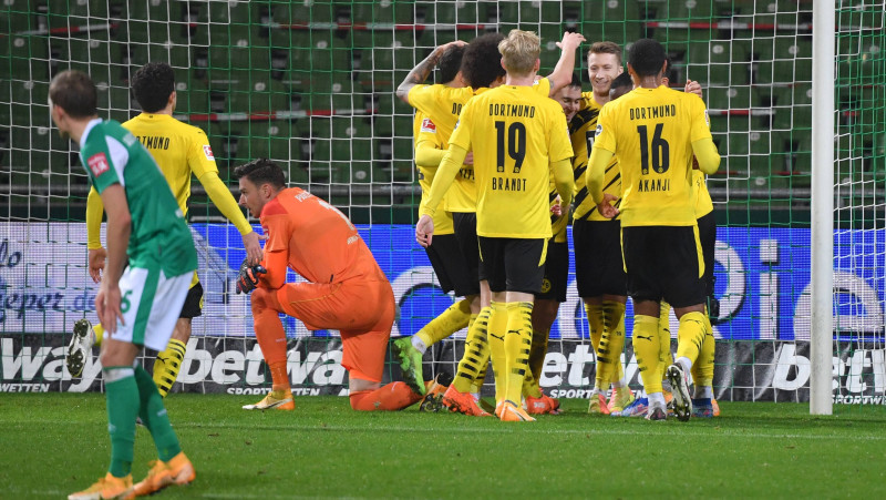 Roiss pēc neiesistas pendeles tomēr nodrošina treneri atlaidušajai Dortmundei uzvaru