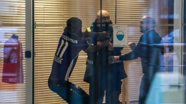 Futbolists cenšas šantažēt klubu, uzvelkot pretinieku kreklu. Klubs viņu atstāj aiz durvīm