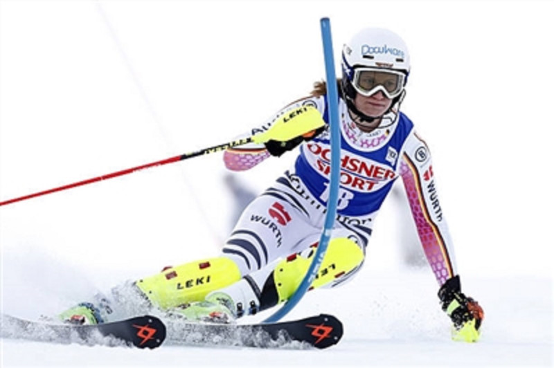 Ģērmane nefinišē pirmajā braucienā Eiropas kausā slalomā, uzvar vāciete Dīra