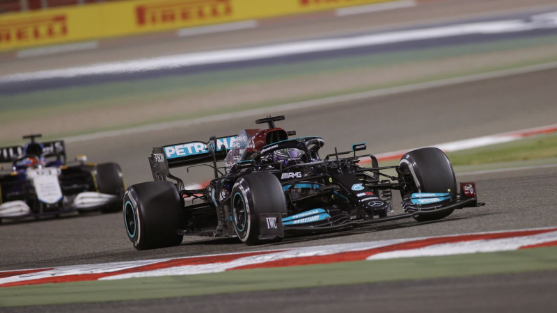 Sezonas pirmajā posmā Bahreinā aizraujošā cīņā uzvar Hamiltons