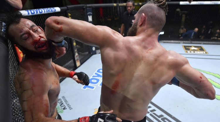 UFC: Prohāzka dominē un ar elkoni efektīgi nokautē titulcīņu zaudētāju Rejesu