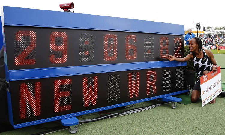 Hasana uzstāda pasaules rekordu 10 000m Hengelo, Duplantim 6,10m kārtslēkšanā