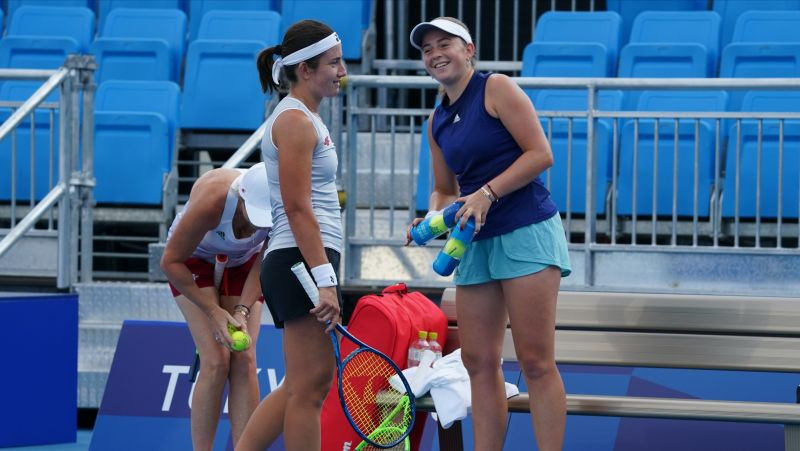 Ostapenko un Sevastova svētdienas rītā spēlēs vienā kortā