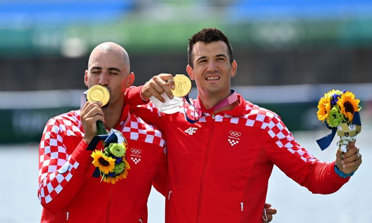 Horvātu brāļi Sinkoviči otro reizi pēc kārtas triumfē OS airēšanas divnieku sacensībās