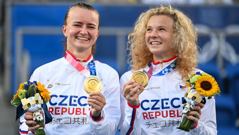 Sieviešu tenisa dubultspēļu turnīrā uzvar galvenās favorītes Krejčīkova un Sinjakova