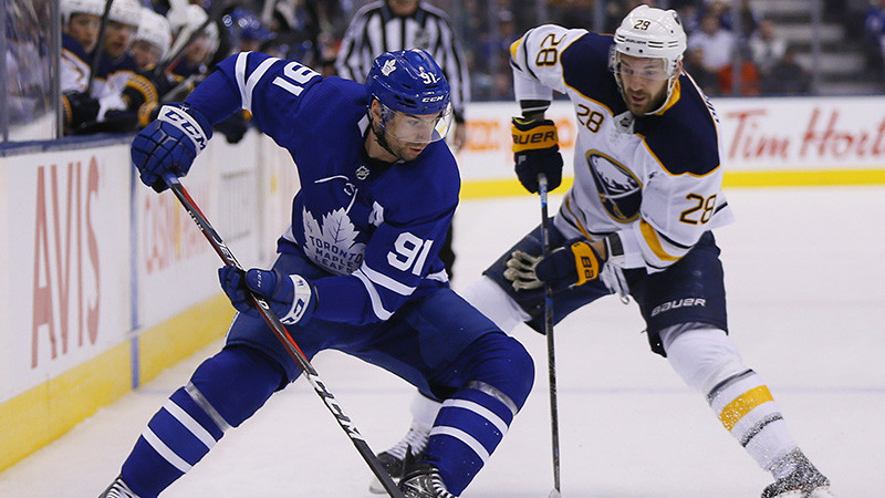 ''Maple Leafs'' sezonas sākumā traumas dēļ nepalīdzēs kapteinis Tavaress