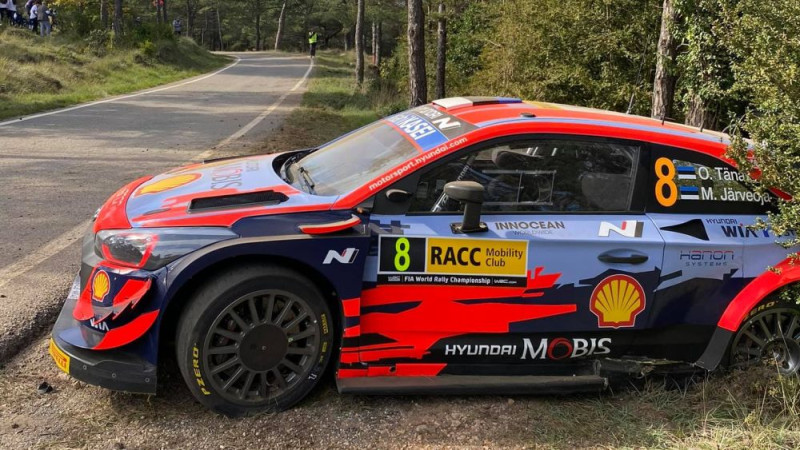 Tanaks avarē Spānijas WRC rallija pirmajā dienā, vadībā - Noivils