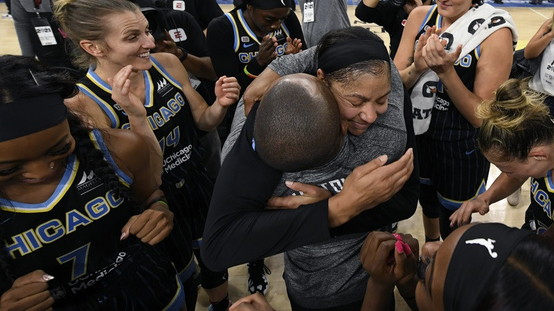 Pārkerei triumfāla atgriešanās mājās, Čikāgai pirmais WNBA tituls