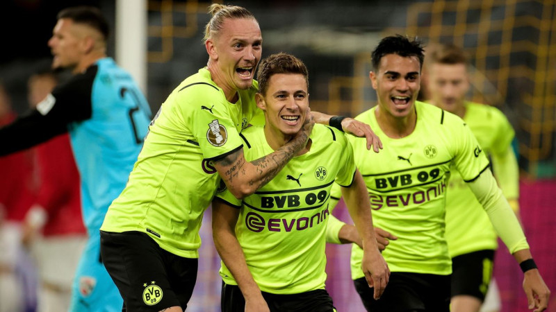 Torgana Azāra dublis ieved Dortmundes "Borussia" Vācijas kausa astotdaļfinālā