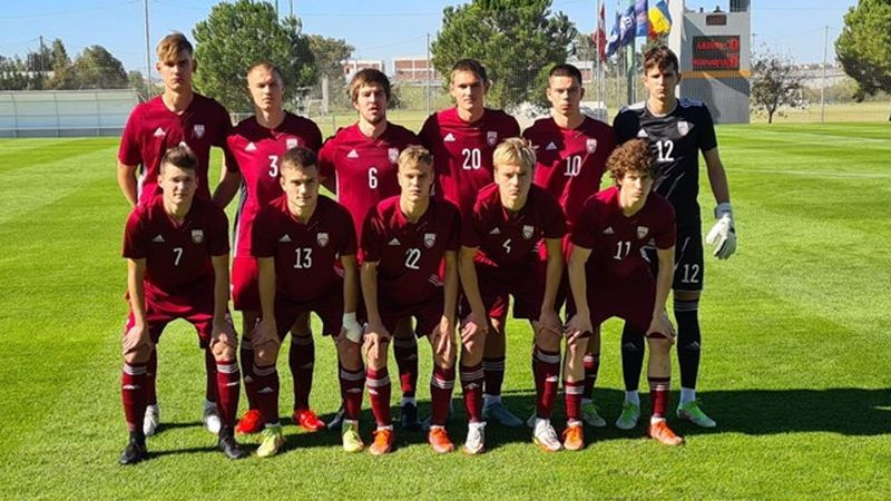 Latvijas U19 izlase neiesit divas pendeles un minimāli zaudē rumāņiem
