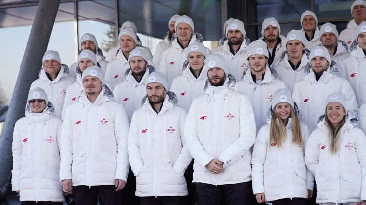 Septiņiem Latvijas hokejistiem lidostā pozitīvas analīzes, pieci jau pametuši izolāciju